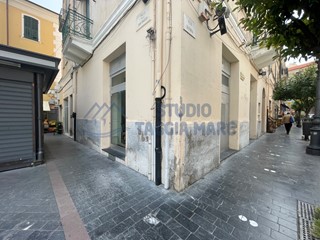 Immobile commerciale in Vendita a Taggia, zona Arma Di Taggia, 200'000€, 180 m²