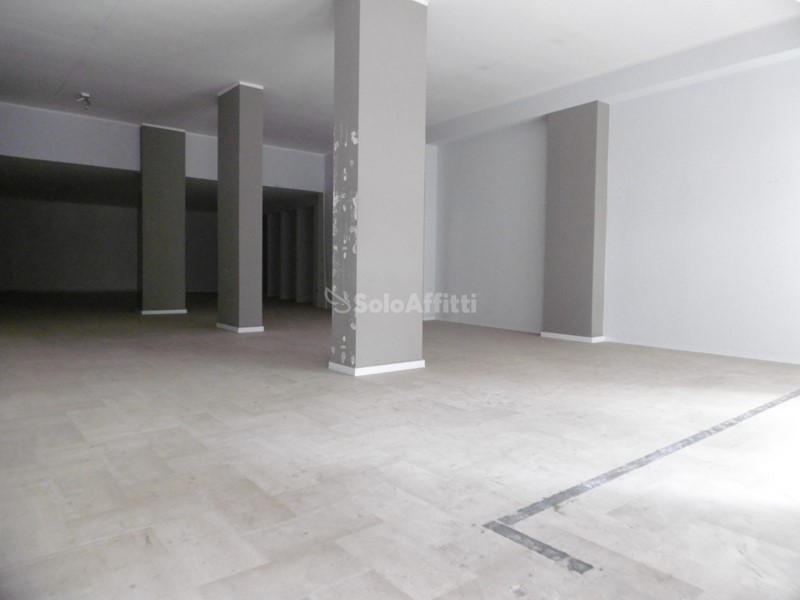 Capannone in Affitto a Barletta, zona Centro, 1'500€, 230 m²