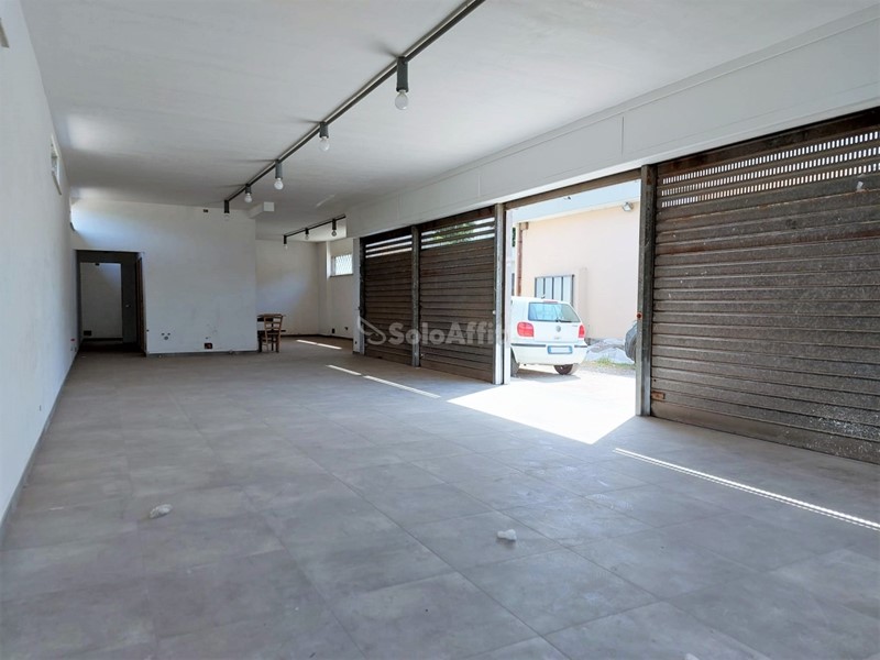 Capannone in Affitto a Fiumicino, zona Isola Sacra, 2'000€, 150 m²