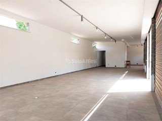 Capannone in Affitto a Fiumicino, zona Isola Sacra, 2'000€, 150 m²