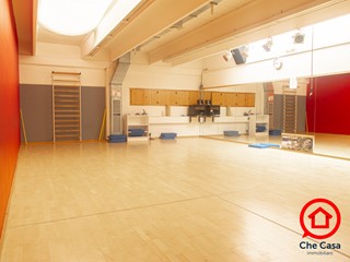 Immobile commerciale in Vendita a Cesena, zona Vigne, 339'000€, 700 m²