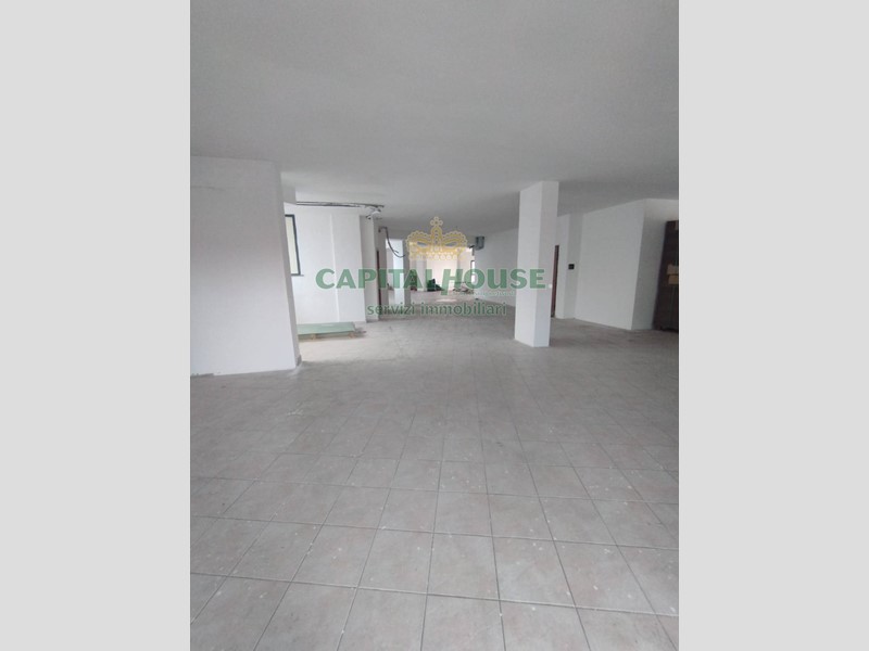 Immobile commerciale in Affitto a Caserta, zona San Clemente, 2'500€, 450 m²