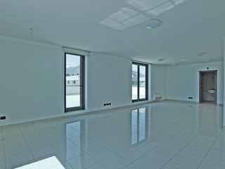 Ufficio in Affitto a Iseo, 1'300€, 104 m²