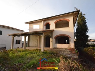Villa in Vendita a Cerreto Guidi, 290'000€, 500 m²