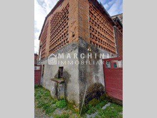 Magazzino in Vendita a Lucca, zona San Marco, 40'000€, 85 m²