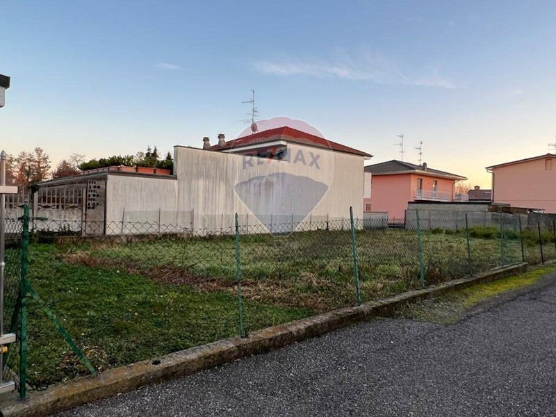 Terreno edificabile in Vendita a Rovello Porro, 98'000€, 730 m²