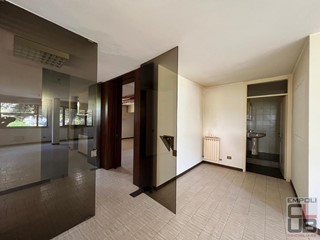 Ufficio in Vendita a Vinci, zona Sovigliana, 198'000€, 190 m²