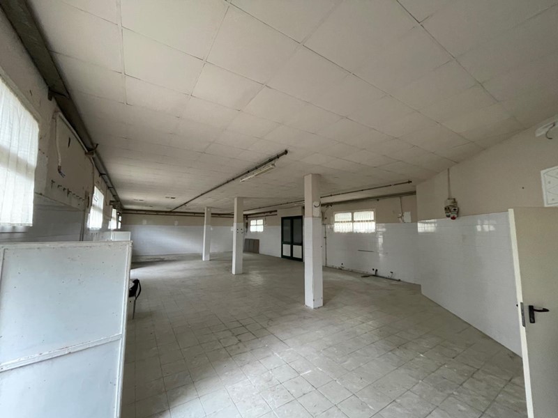 Capannone in Vendita a Ponsacco, 170'000€, 254 m²