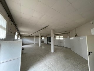 Capannone in Vendita a Ponsacco, 170'000€, 254 m²