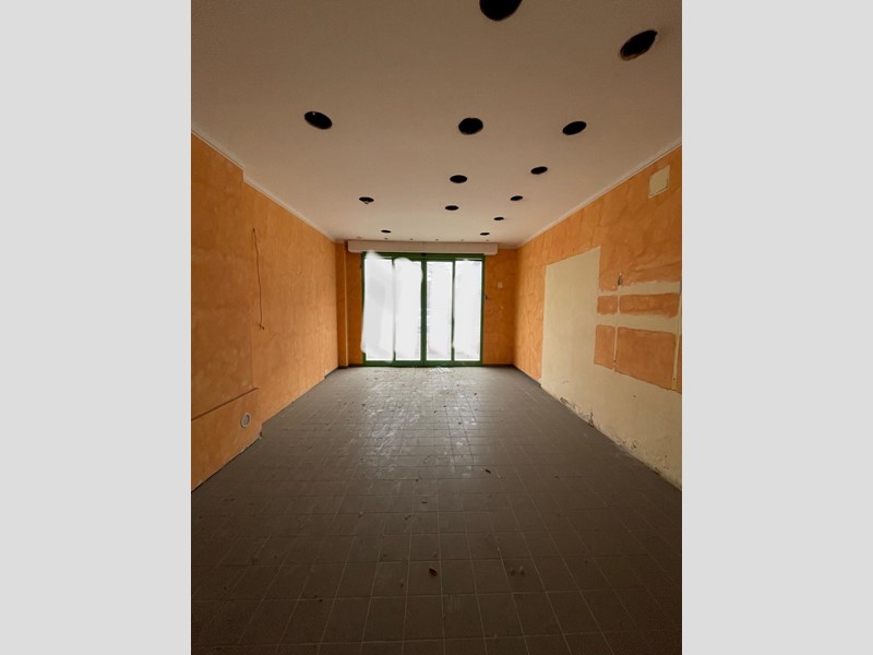 Immobile commerciale in Affitto a Ponsacco, 1'400€, 300 m²