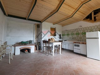 Casa di corte in Vendita a Pomarance, 160'000€, 144 m²