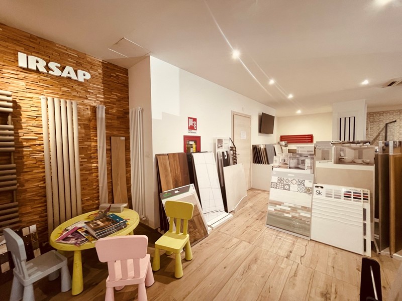 Immobile commerciale in Vendita a Genova, zona Marassi, 850'000€, 1364 m²