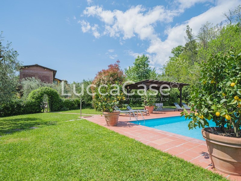 Casale in Vendita a Capannori, zona Gragnano, 2'100'000€, 450 m²