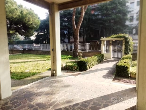 Appartamento in Vendita a Verona, zona Fiera, 215'000€, 140 m², con Box