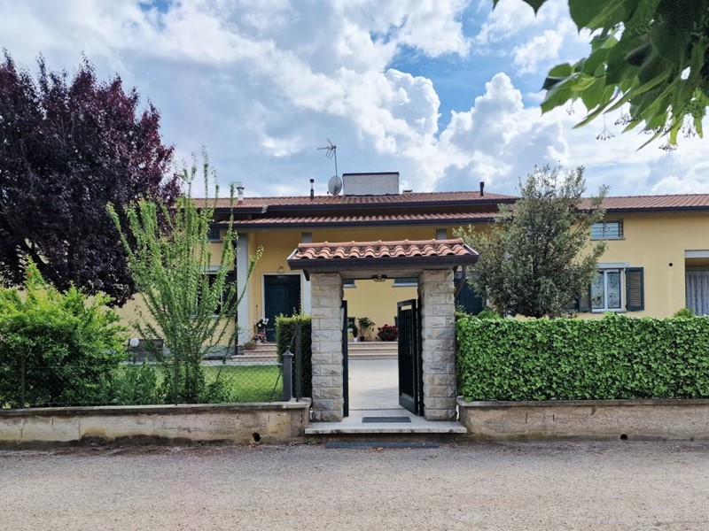 Casa Indipendente in Vendita a Perugia, zona Casa del Diavolo, 260'000€, 260 m², con Box