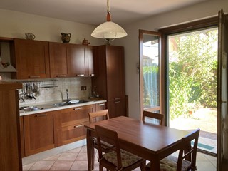 Villetta a schiera in Vendita a Deruta, zona Casalina , 180'000€, 160 m², con Box