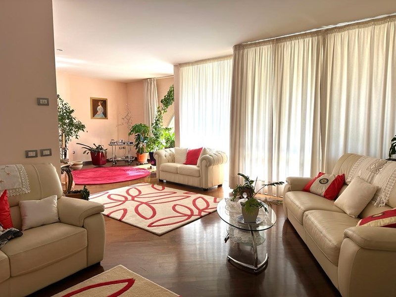 Villa bifamiliare in Vendita a Cerreto Guidi, 690'000€, 350 m², con Box