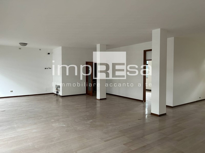 Negozio in Affitto a Treviso, zona Fiera, 1'300€, 124 m²