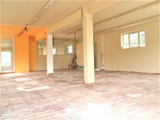 Immobile commerciale in Vendita a Capannori, zona Guamo, 90'000€, 105 m²