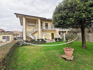 Casa Semi Indipendente in Vendita a Castelfranco di Sotto, 270'000€, 215 m², con Box