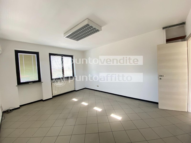Ufficio in Affitto a Lucca, zona Tempagnano di Lunata, 700€, 70 m²