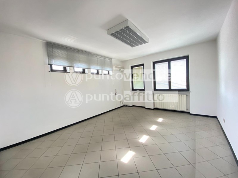 Ufficio in Affitto a Lucca, zona Tempagnano di Lunata, 700€, 70 m²