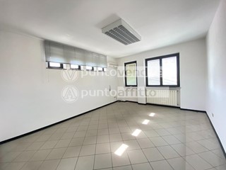 Ufficio in Affitto a Lucca, zona Tempagnano di Lunata, 700€, 70 m²