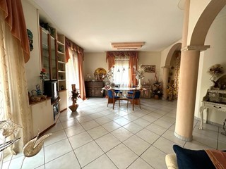 Quadrilocale in Vendita a Vinci, zona Sovigliana, 275'000€, 105 m², con Box