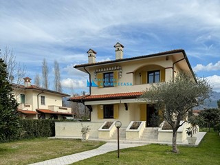 Villa in Vendita a Forte dei Marmi, 2'500'000€, 180 m², con Box