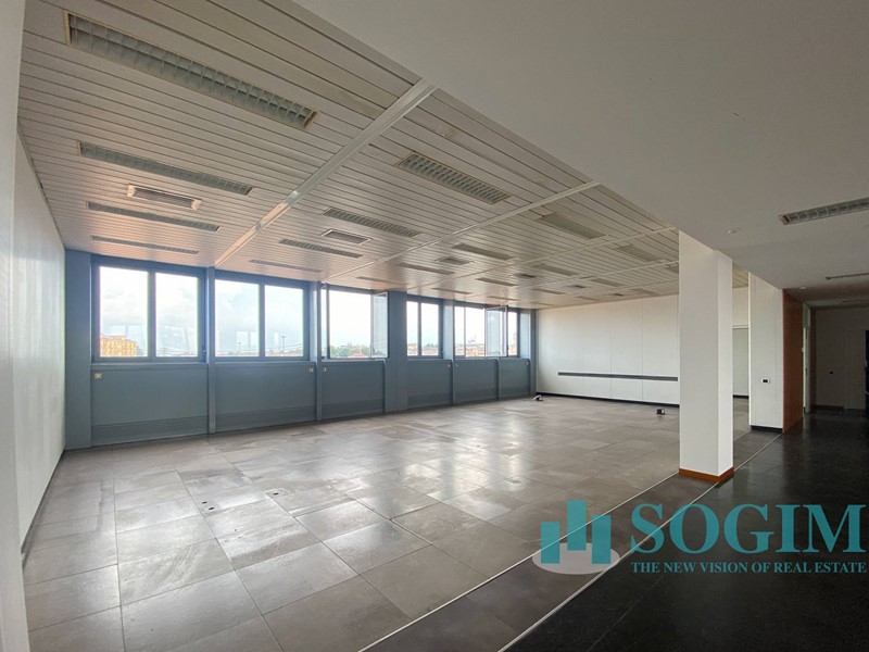 Ufficio in Affitto a Novara, 6'300€, 950 m²