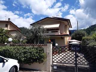 Casa Indipendente in Vendita a Montignoso, zona Capanne, 730'000€, 200 m²