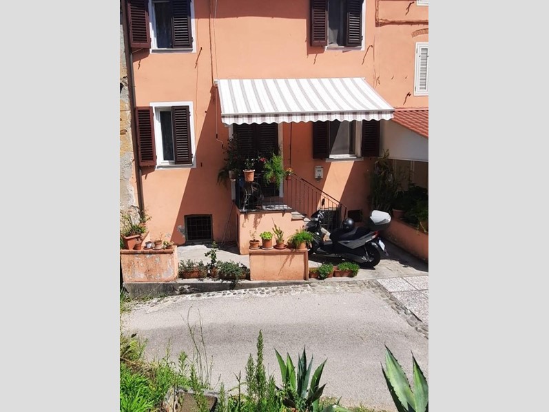 Casa Indipendente in Vendita a Capannori, zona Colognora di Compito, 90'000€, 75 m², con Box