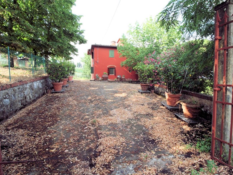Rustico in Vendita a Quarrata, 450'000€, 250 m²