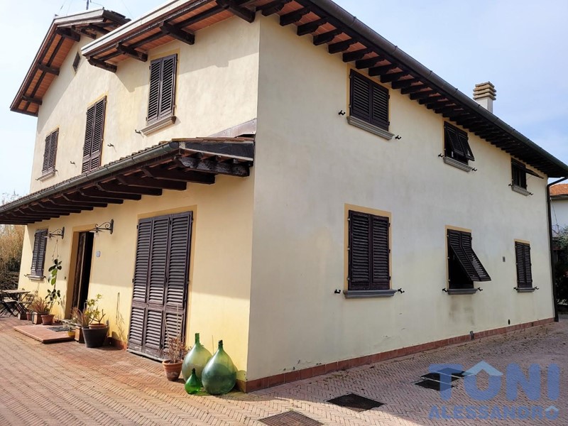 Villa in Vendita a Empoli, 580'000€, 300 m², con Box