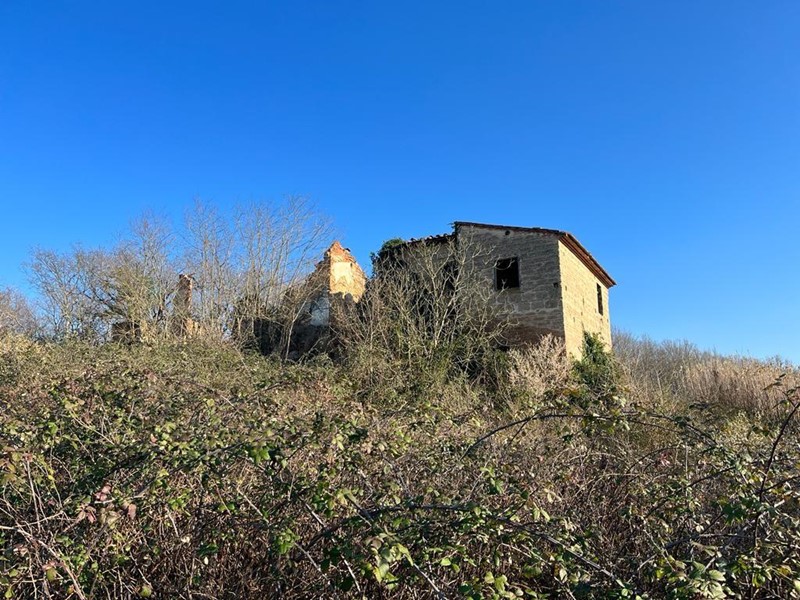Casale in Vendita a Pontedera, zona Le Vallicelle, 270'000€, 900 m²
