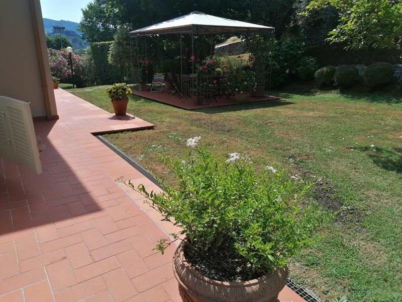 Villa in Vendita a Lucca, zona Ponte a Moriano, 750'000€, 240 m²