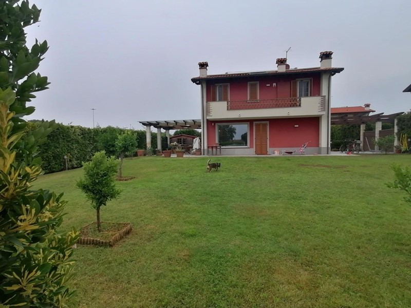 Villa in Vendita a Camaiore, zona Lido di Camaiore, 790'000&euro;, 180 m²