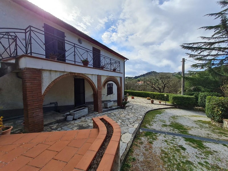 Casa Indipendente in Vendita a Campiglia Marittima, 650'000€, 278 m², con Box