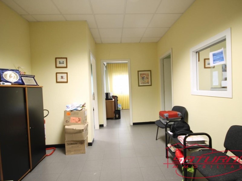 Ufficio in Vendita a Capannori, zona Lammari, 110'000€, 90 m²