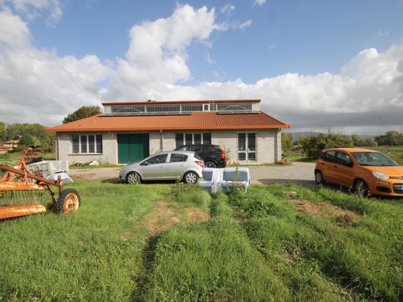 Capannone in Vendita a Capannori, zona Toringo, 350'000€, 400 m²