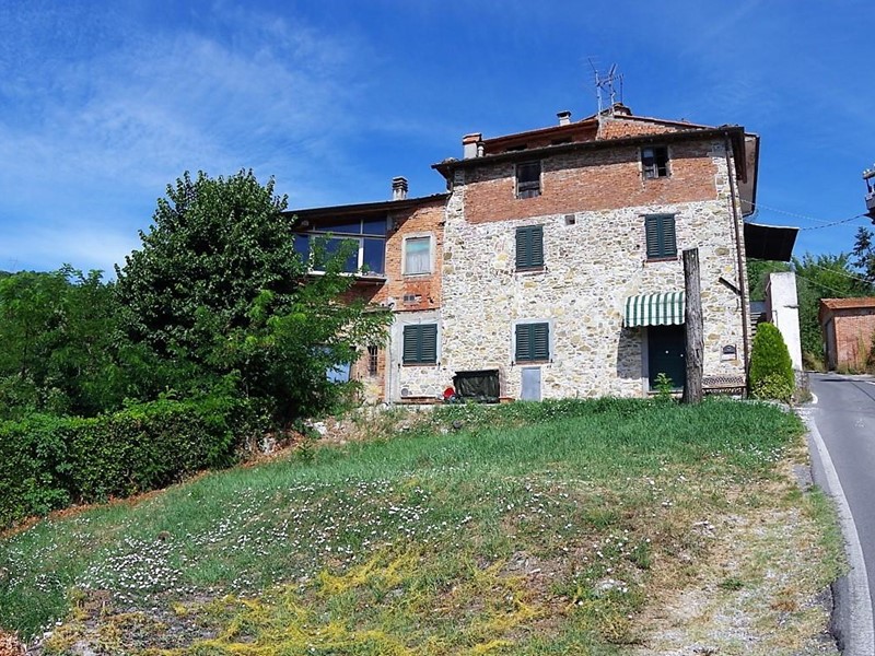 Casa Indipendente in Vendita a Lucca, zona Mastiano, 285'000€, 660 m²