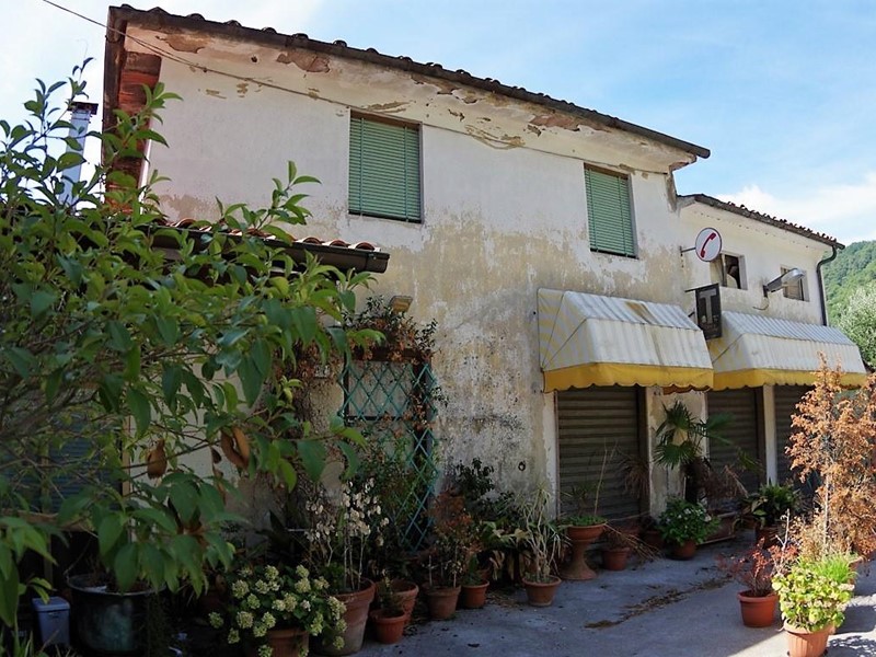 Casa Indipendente in Vendita a Lucca, zona Mastiano, 285'000€, 660 m²