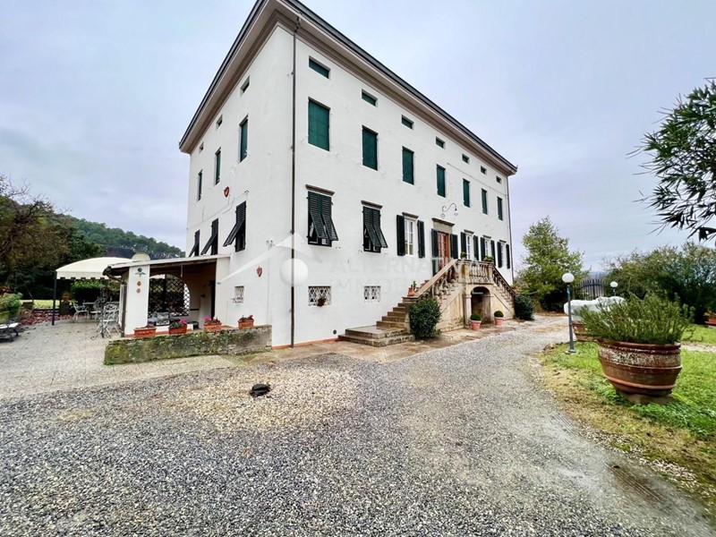 Villa in Vendita a Capannori, zona Massa Macinaia, 549'000€, 380 m², arredato, con Box
