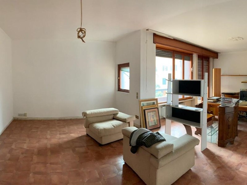 Appartamento in Vendita a Pisa, 450'000€, 140 m², con Box