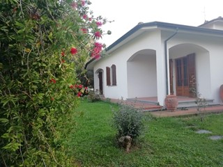 Villa in Vendita a Cascina, zona San Frediano a Settimo, 650'000€, 400 m², con Box