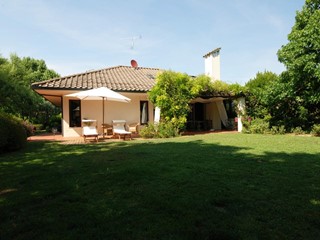 Villa in Vendita a Pontedera, 780'000€, 315 m², arredato, con Box