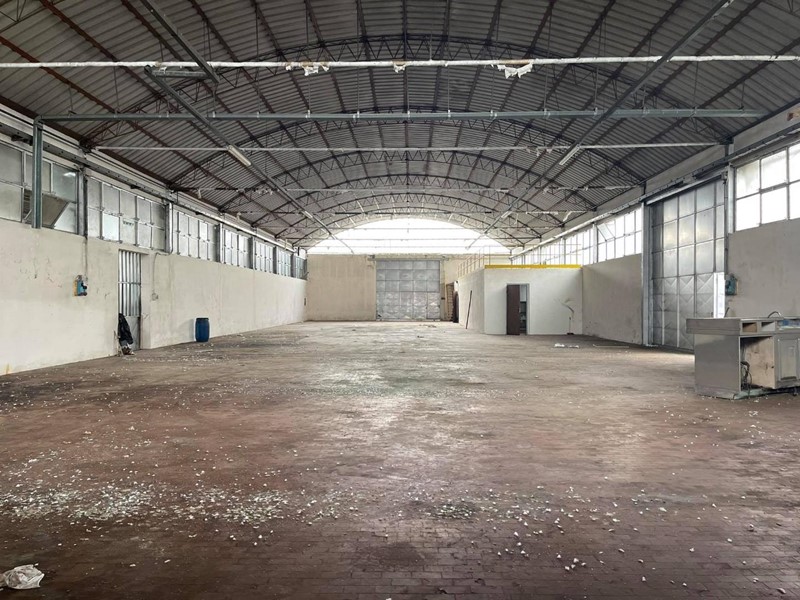 Capannone in Vendita a Capannori, 400'000€, 1500 m²