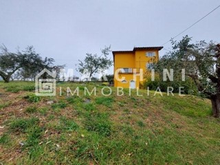 Casale in Vendita a Lucca, 290'000€, 150 m², con Box