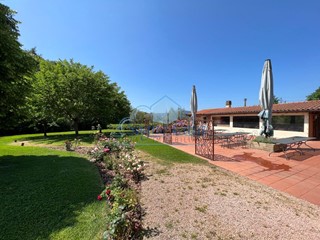 Attività commerciale in Vendita a Castelnuovo Magra, 900'000€, 295 m²