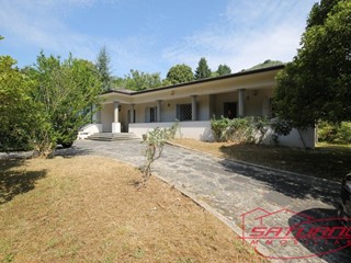 Villa in Vendita a Camaiore, zona Valpromaro, 548'000&euro;, 370 m², con Box